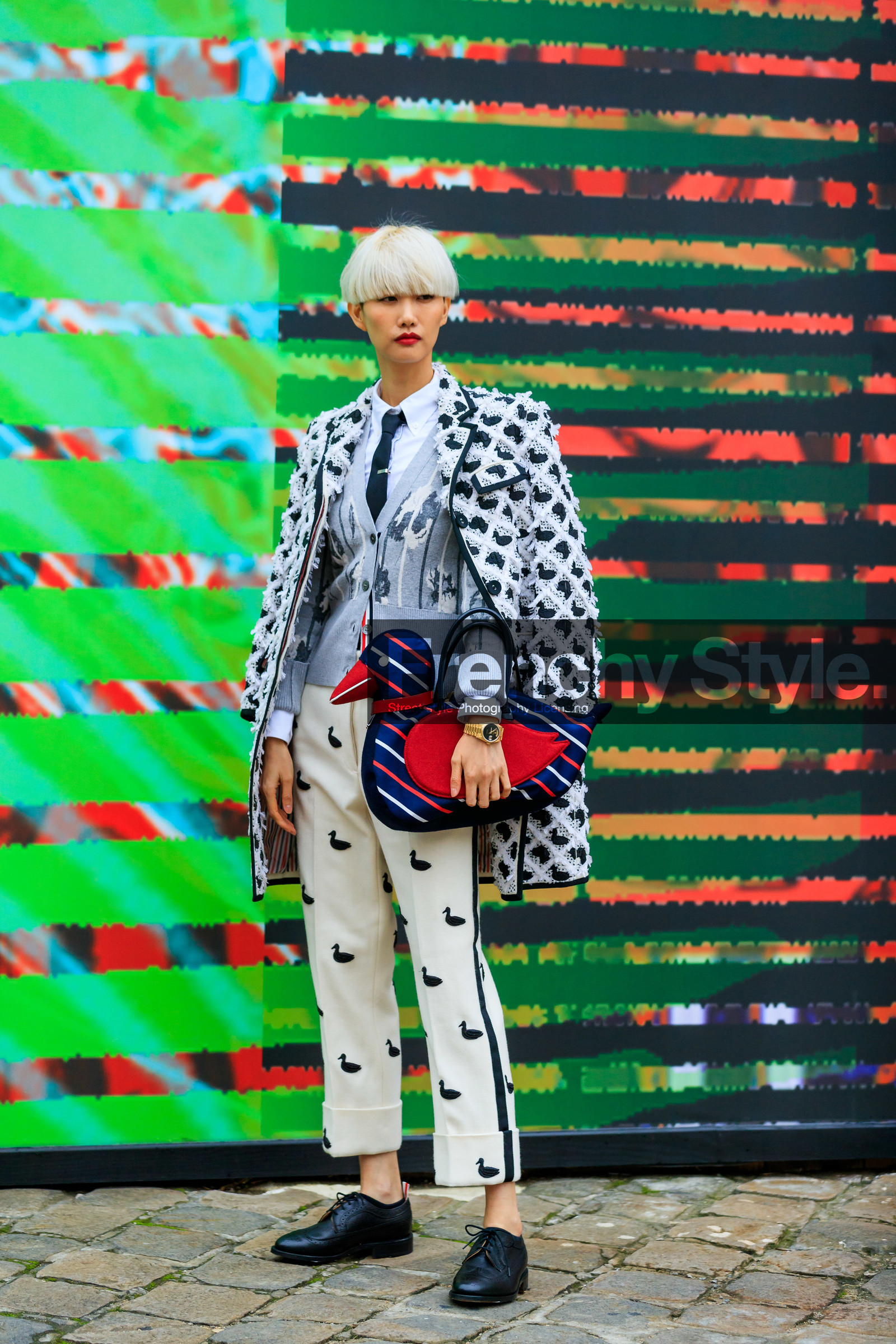 thom browne bag, thom browne coat, thom browne look, thom browne cardigan, thom browne pants, red bag, navy blue bag, striped bag, animal shape bag, hand bag, white coat, embroidered coat, black coat, pearl embroidered coat, white shirt, black tie, grey cardigan, jacquard cardigan, white pants, embroidered pants, man style look, golden watch, rolex watch, black leather derbie, laced shoes, cropped pants, fashion week, frenchystyle, FW, jonathan paciullo, street style, PFW, PARIS, SPRING SUMMER 2020, SS 20, horizontal, full length