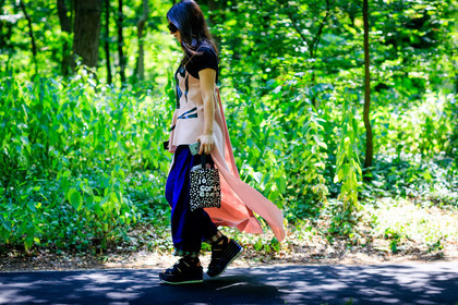 atmosphere details, black and white bag, black shoes, black t shirt, blue pants, fashion week, frenchystyle, full length, FW, horizontal, jonathan paciullo, leather bag, leather shoes, MENSWEAR, PARIS, PFW, pink top, printed bag, SPRING SUMMER 2018, SS 18, street style, trousers, wedges