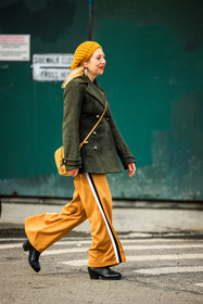 knitted beanie, yellow beanie, green shirt, buttoned jacket, dark green jacket, yellow striped pants, black bottines, black leather boots, crossbody bag, yellow crossbody bag, red lips, pendant earrings, street style, jonathan paciullo, FW, frenchystyle, fashion week, NYFW, NEW YORK, AUTUMN WINTER 2022-2023, FALL WINTER 2022_2023, FW 22-23, vertical, full length