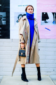 beige coat, black bag, black shoes, blue sweater, blue top, burberry, fashion week, frenchystyle, full length, FW, high heels, jonathan paciullo, leather bag, leather shoes, lena lademann, LFW, LONDON, SPRING SUMMER 2018, SS 18, street style, tartan, trench coat, turtleneck sweater, vertical