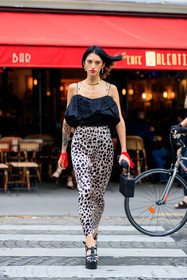leopard printed skirt, silk skirt, beige skirt, long skirt, platform sandals, black leather sandals, black bag, black top, ruffle top, sleeveless top, basket bag, hand bag, golden earrings, golden necklace, dangling earrings, multi earrings, pearl earrings, piercing, fashion week, frenchystyle, FW, jonathan paciullo, street style, PFW, PARIS, AUTUMN WINTER 2021-2022, FALL WINTER 2021-2022, FW 21-22, vertical, full length