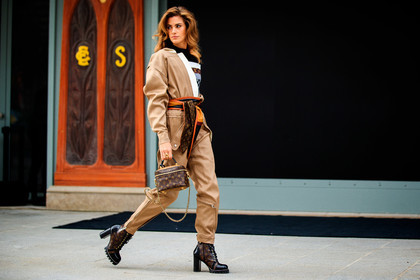 clara berry, striped pullover, monogrammed bag, monogrammed pullover, monogrammed belt, black pullover, brown pullover, checked pullover, brown leather bag, brown leather belt, beige leather jumpsuits, asymetrical jumpsuits, louis vuitton bag, louis vuitton belt, louis vuitton pullover, louis vuitton total look, louis vuitton jumpsuits, louis vuitton boots, monogrammed boots, brown leather boots, laced boots, striped belt, camel leather belt, PARIS, PFW, fashion week, frenchystyle, FW, jonathan paciullo, street style, SPRING SUMMER 2021, SS 21, horizontal, atmosphere details, full length
