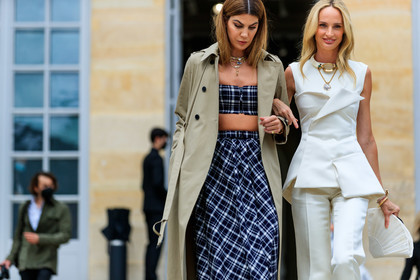 dior total look, dior top, dior skirt, dior pants, dior jacket, navy blue top, navy blue skirt, cropped top, zipped top, checked skirt, checked top, beige trench coat, golden necklace, strassed necklace, diamond necklace, chain necklace, multi necklace, white top, white jacket, white pants, sleeveless jacket, sleeveless top, big necklace, ivory necklace, white necklace, vintage necklace, Lauren Santo Domingo, fashion week, frenchystyle, FW, jonathan paciullo, street style, PFW, PARIS, AUTUMN WINTER 2021-2022, FALL WINTER 2021-2022, FW 21-22, atmosphere details, horizontal, detail