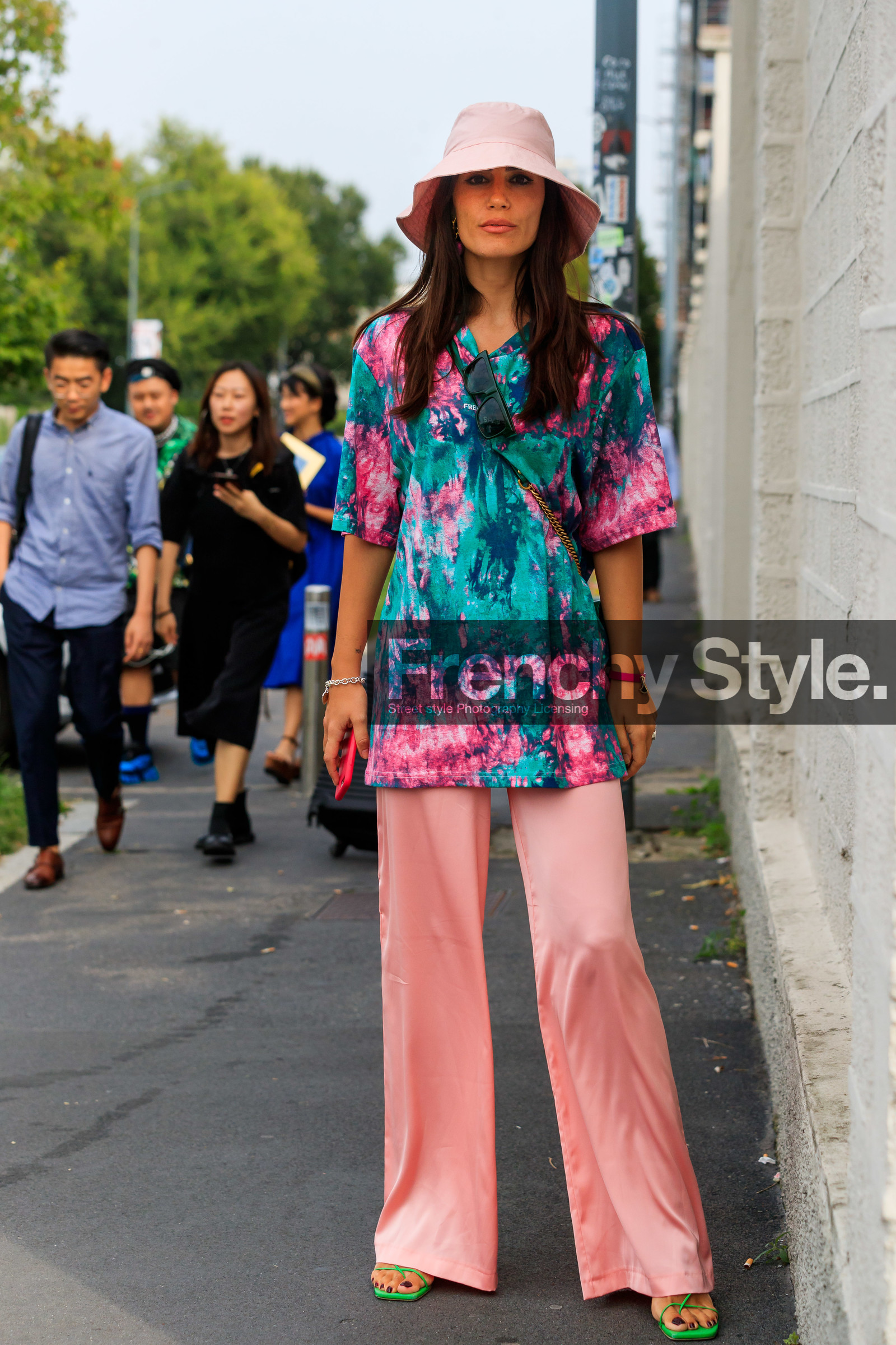 bottega veneta shoes, light pink hat, tie and dye t-shirt, green t-shirt, pink t-shirt, loose t-shirt, 90's look, light pink pants, flare pants, green sunglasses, square shape glasses, crossbody bag, silk pants, green leather sandals, fashion week, frenchystyle, FW, jonathan paciullo, street style, MFW, MILAN, SPRING SUMMER 2020, SS 20