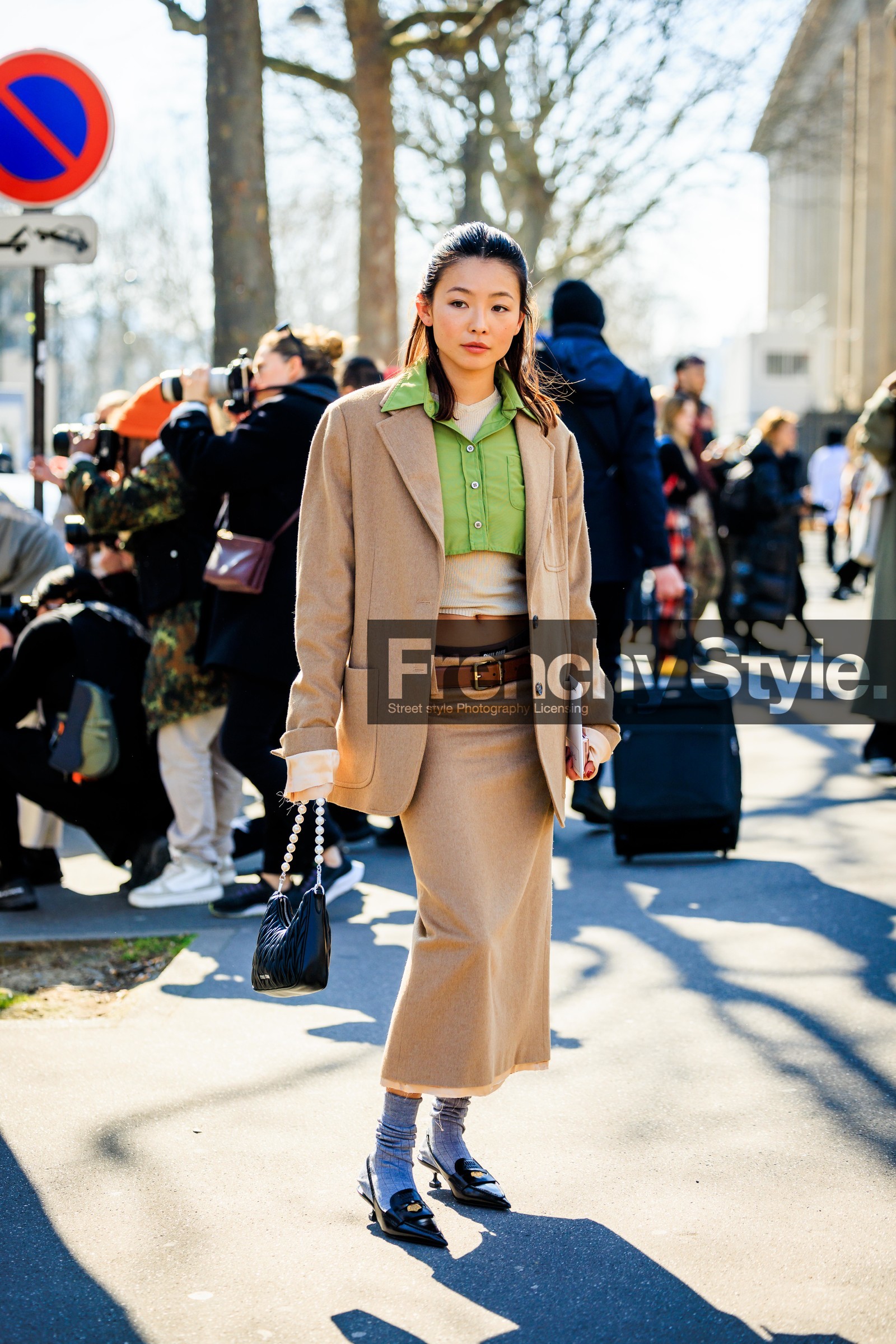 cropped shirt, green shirt, beige top, beige blazer, beige skirt, midi skirt, brown belt, miu miu, miu miu bag, black bag, grey socks, black slingbacks, yan yan chan, FW 22-23, FALL WINTER 2022_2023, AUTUMN WINTER 2022-2023, fashion week, frenchystyle, FW, jonathan paciullo, street style, PFW, PARIS, full length, vertical
