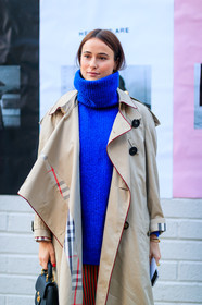 atmosphere details, beige coat, blue sweater, blue top, burberry, detail, fashion week, frenchystyle, FW, jonathan paciullo, lena lademann, LFW, LONDON, SPRING SUMMER 2018, SS 18, street style, tartan, trench coat, turtleneck sweater, vertical