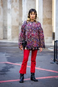 arty knit, bag, black bag, black boots, boots, chain bag, color, Eva Losada, eyebrow, flare pants, hair color, hairstyle, knit, knitwear, leather bag, leather boots, multicolor, pants, pink knit, print, red pants, t-shirt, wool knit, fashion week, frenchystyle, FW, jonathan paciullo, street style, PFW, PARIS, SPRING SUMMER 2022, SS 22, vertical, full length