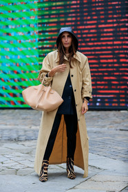 chloe loulou de saison, beige trench coat, beige leather bag, big bag, shopping bag, hand bag, black jacket, black pants, black hoodie, animal printed boots, low boots, sharp end boots, fur boots, beige boots, fashion week, frenchystyle, FW, jonathan paciullo, street style, PFW, PARIS, SPRING SUMMER 2020, SS 20, horizontal, full length