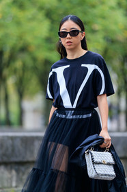 yuyu zhangzou, yuwei zhangzou, valentino bag, valentino t-shirt, valentino skirt, valentino look, saint laurent sunglasses, black t-shirt, black total look, black skirt, black sunglasses, plumetis skirt, long skirt, sheer skirt, ruffle skirt, white leather bag, studs details bag, PARIS, PFW, SPRING SUMMER 2020, SS 20, fashion week, frenchystyle, FW, jonathan paciullo, street style, vertical, atmosphere details, detail