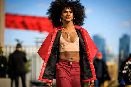 flared pants, red denim pants, red parka, pattent parka, big loop earrings, letter necklace, pendant necklace, beige cropped top, fashion week, frenchystyle, FW, jonathan paciullo, street style, NYFW, NEW YORK, AUTUMN WINTER 2022-2023, FALL WINTER 2022_2023, FW 22-23, atmosphere details, horizontal