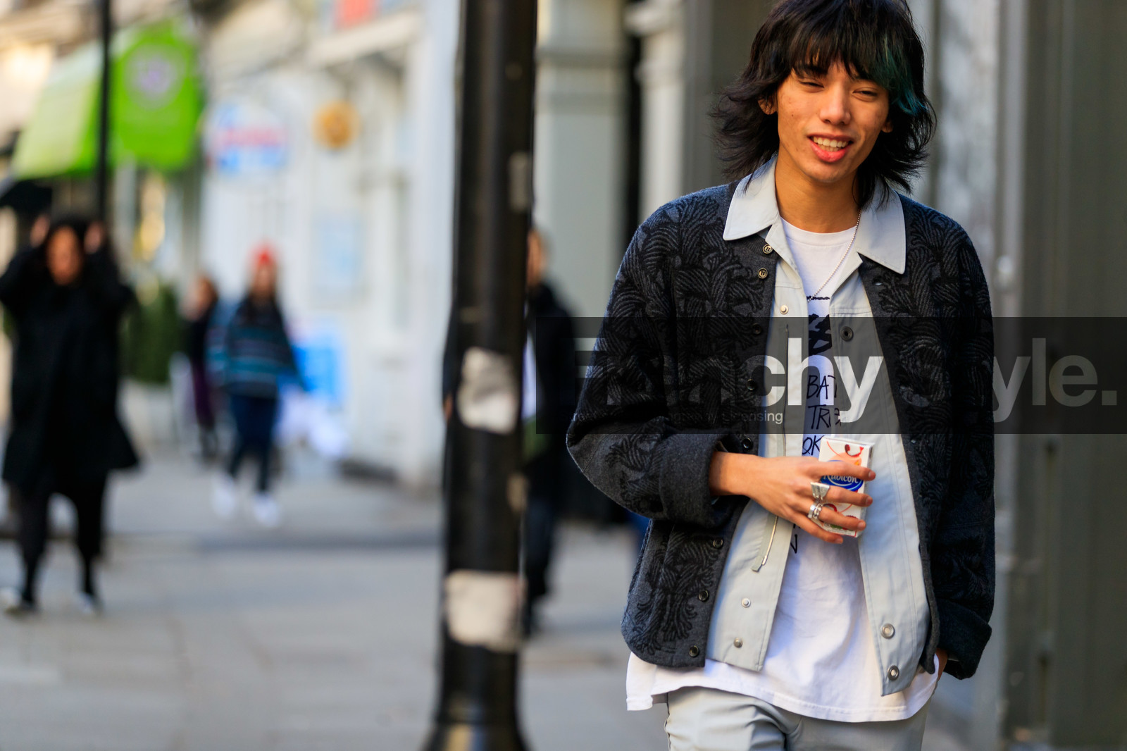 black jacket, printed t shirt, rings, white jacket, white t shirt, fashion week, frenchystyle, FW, jonathan paciullo, street style, LFW, LONDON, AUTUMN WINTER 2019-2020, AW 19-20, FW 19-20, FALL WINTER 2019-2020, horizontal, atmosphere details, detail