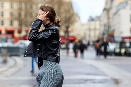 atmosphere details, AUTUMN WINTER 2016-2017, AW 16-17, black jacket, black perfecto, checked skirt, detail, FALL WINTER 2016-2017, fashion week, frenchystyle, FW, FW 16-17, grey skirt, high heels, horizontal, houndstooth pattern, jonathan paciullo, leather jacket, leather perfecto, long skirt, PARIS, PFW, plaid, street style