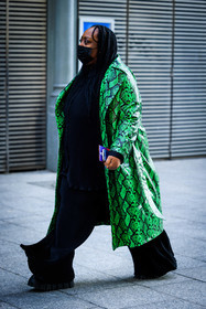 snake print trench, green trench, animal print trench, black look, fluo green trench, black mask, braided hair, flares trousers, black top, black trousers, black shoes, chunky shoes, fashion week, frenchystyle, FW, jonathan paciullo, street style, PFW, PARIS, menswear, FALL WINTER 2022-2023, AUTUMN WINTER 2022-2023, FW 22-23, full length, vertical