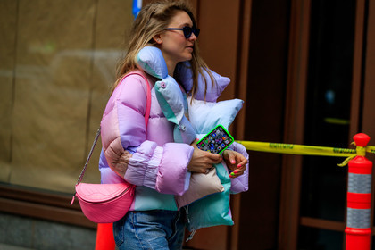 jessica minkoff, iphone, multicolor coat, down jacket, pink leather bag, balenciaga bag, monogrammed bag, silvered chain strap bag, light green coat, lilac coat, light pink coat, nail art, nails details, fashion week, frenchystyle, FW, jonathan paciullo, street style, NYFW, NEW YORK, AUTUMN WINTER 2020-2021, FALL WINTER 2020-2021, FW 20-21, horizontal, atmosphere details, detail