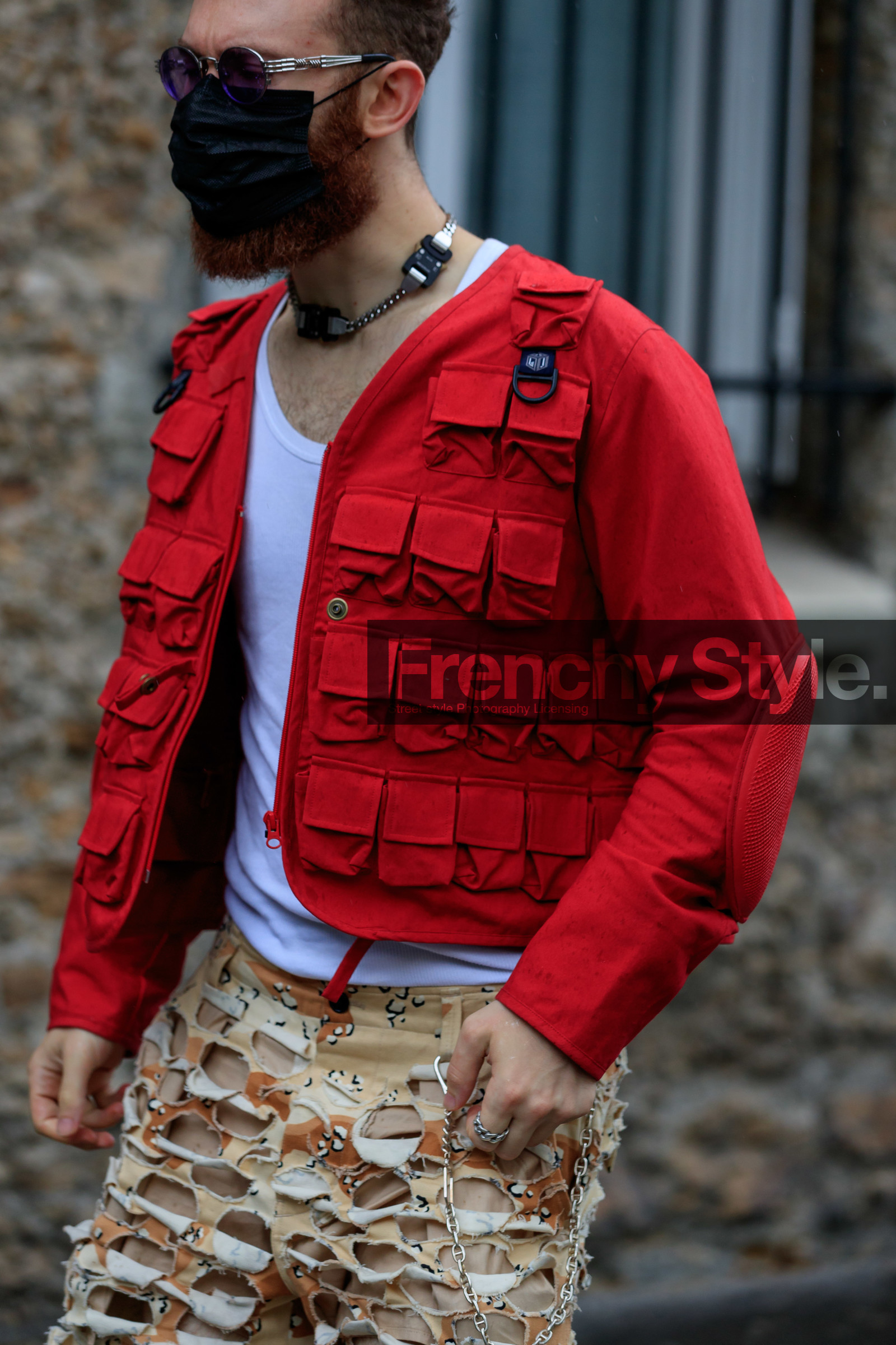 purple sunglasses, silvered sunglasses, metalic frame sunglasses, round shape sunglasses, red jacket, multi pocket jacket, fishnet shorts, military printed shorts, beige shorts, off white jacket, off white shorts, big necklace, silver necklace, big chain necklace, off white total look, off white necklace, fashion week, frenchystyle, FW, jonathan paciullo, street style, PFW, PARIS, AUTUMN WINTER 2021-2022, FALL WINTER 2021-2022, FW 21-22, vertical, atmosphere details, detail