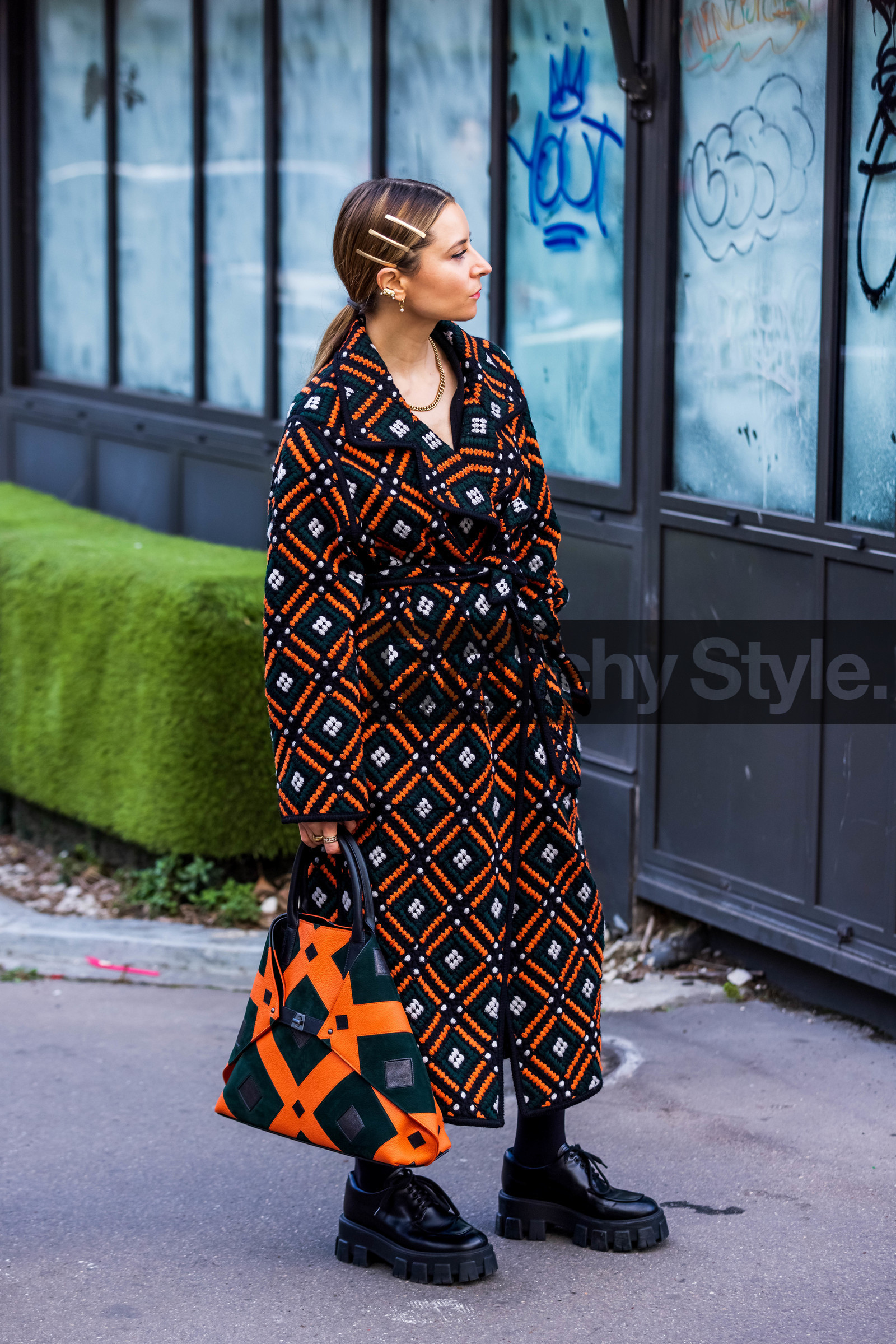 bag, black bag, black coat, black derbies, clip, coat, derbies, green bag, Julia Comil, multicolor, orange bag, orange coat, plateform shoes, prada shoes, fashion week, frenchystyle, FW, jonathan paciullo, street style, PFW, PARIS, SPRING SUMMER 2022, SS 22, vertical, full length