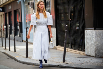 white leather bag, white leather dress, navy blue leather boots, quilted dress, pleated dress, short sleeves dress, long dress, fendi bag, fendi boots, fendi dress, plaited bag, openwork bag, mini bag, peekaboo bag, hand bag, kitten heels boots, PARIS, PFW, fashion week, frenchystyle, FW, jonathan paciullo, street style, SPRING SUMMER 2021, SS 21, horizontal, atmosphere details, full length