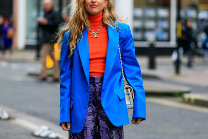 emili sindlev, blue jacket, orange pullover, turtleneck pullover, chanel bag, chanel necklace, purple bermuda shorts, leather bermuda shorts, animal skin bermuda shorts, pearl necklace, strassed necklace, close up detail, fashion week, frenchystyle, FW, jonathan paciullo, street style, LFW, LONDON, AUTUMN WINTER 2020-2021, FALL WINTER 2020-2021, FW 20-21, horizontal, atmosphere details, detail
