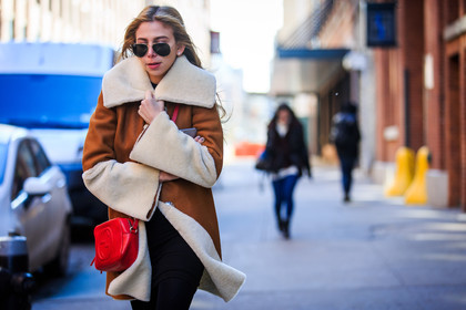 atmosphere details, AUTUMN WINTER 2016-2017, aviator sunglasses, AW 16-17, brown coat, camel jacket, detail, fashion week, frenchystyle, fur collar, FW, FW 16-17, gucci, horizontal, jonathan paciullo, leather bag, leather coat, NEW YORK, NYFW, ray ban, red bag, shearling, sheep fur, street style, sunglasses, white fur, woman