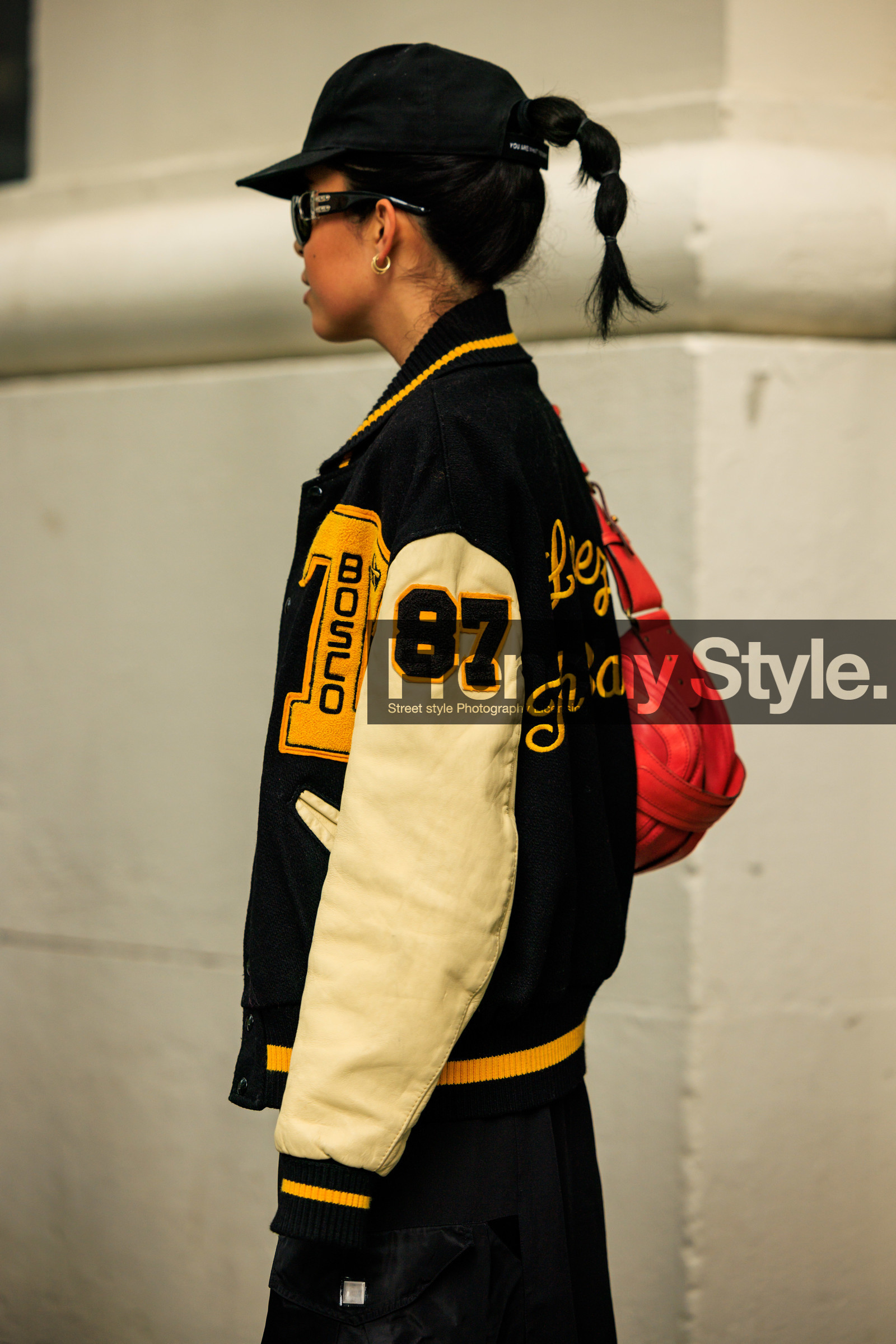 baseball jacket, dual toned jacket, black baseball jacket, black cap, high pony tail, black sunglasses, dior sunglasses, black pants, details, red handbag, leather handbag, creole earrings, street style, jonathan paciullo, FW, frenchystyle, fashion week, NYFW, NEW YORK, AUTUMN WINTER 2022-2023, FALL WINTER 2022_2023, FW 22-23, vertical, atmosphere details