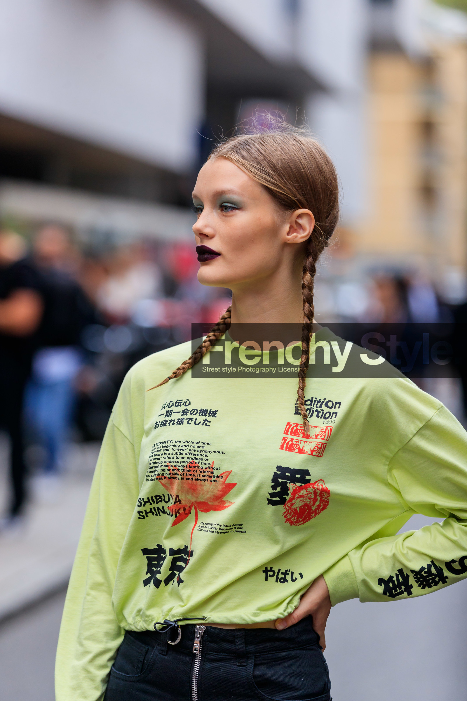 model, neon green top, long sleeves t-shirt, letter printed t-shirt, chinese signs printed t-shirt, make up, make up details, black lipstick, plaited hair, hair details, eye make up, black pants, zipped pants, slim pants, fashion week, frenchystyle, FW, jonathan paciullo, street style, MFW, MILAN, SPRING SUMMER 2020, SS 20