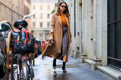black socks, brown bag, camel coat, high heels, leather bag, leather shoes, orange sweater, red shoes, sunglasses, fashion week, frenchystyle, FW, jonathan paciullo, street style, MFW, MILAN, AUTUMN WINTER 2018-2019, FALL WINTER 2018-2019, FW 18-19, horizontal, atmosphere details, full length, julia haghjoo