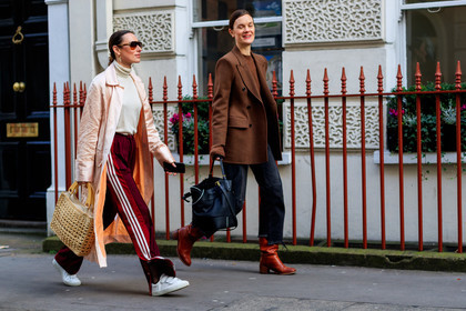 adidas, beige bag, black bag, black denim, blazer, bordeaux, brown boots, brown jacket, burgundy, denim pants, earrings, graphic pants, jeans, leather bag, leather shoes, pink coat, printed pants, red pants, straw bag, stripes, sunglasses, sweatpants, trousers, white sneakers, white sweater, fashion week, frenchystyle, FW, jonathan paciullo, street style, LFW, LONDON, AUTUMN WINTER 2018-2019, AW 18-19, FALL WINTER 2018-2019, FW 18-19, horizontal, atmosphere details, full length, jo ellison, flora macdonald johnston