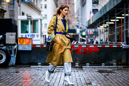 beige coat, black bag, blue belt, chloé, graphic bag, high heels, jen wonders, leather bag, leather shoes, printed bag, trench coat, trousers, white boots, WONDR, street style, jonathan paciullo, FW, frenchystyle, fashion week, NYFW, NEW YORK, SPRING SUMMER 2019, SS 19, atmosphere details, horizontal, full length