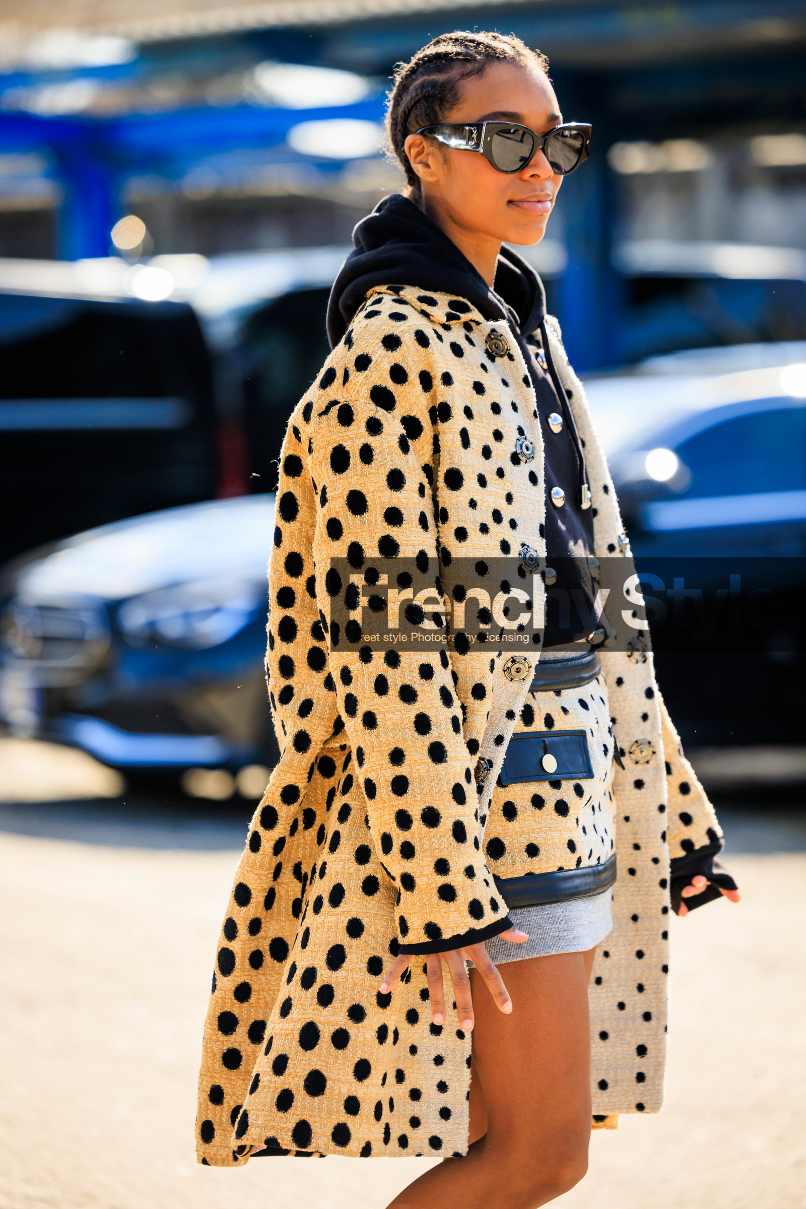 dotted full look, dotts look, black sunglasses, dotts hoodie, black hoodie, mini skirt, polka dots coat, beige coat, beige skirt, model, fashion week, frenchystyle, FW, jonathan paciullo, street style, vertical, atmosphere details, detail