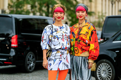 Ami and Aya Suzuki, chanel dress, chanel jacket, chanel earrings, chanel total look, chanel skirt, white dress, painted dress, mini dress, mid long sleeves dress, printed dress, belted dress, red jacket, yellow jacket, painted jacket, printed jacket, zipped jacket, sequins skirt, silvered skirt, strassed earrings, dangling earrings, silvered headband, golden headband, orange tights, pink hair, PARIS, PFW, SPRING SUMMER 2020, SS 20, fashion week, frenchystyle, FW, jonathan paciullo, street style, horizontal, atmosphere details, detail