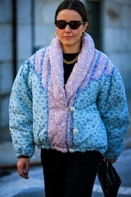 details, black pants, puffed jacket, flower print jacket, winter outwear, golden chain, golden loops, golden earring, black sunglasses, cat eye sunglasses, puffy coat, printed winter jacket, multicolor jacket, black pouch, leather pouch, street style, jonathan paciullo, FW, frenchystyle, fashion week, NYFW, NEW YORK, AUTUMN WINTER 2022-2023, FALL WINTER 2022_2023, FW 22-23, vertical, atmosphere details