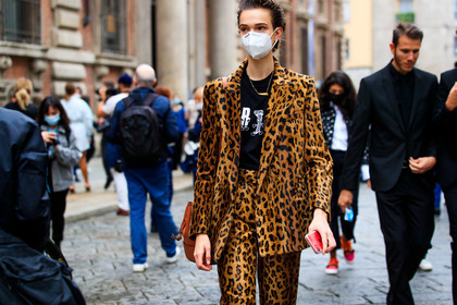 leopard printed jacket, leopard printed pants, leopard printed look, leopard printed suits, black t-shirt, letter printed t-shirt, fur jacket, fur pants, fur suits, covid face mask, lulu tenney, street style, jonathan paciullo, FW, frenchystyle, fashion week, MFW, MILAN, SPRING SUMMER 2021, SS 21, horizontal, atmosphere details, detail, model
