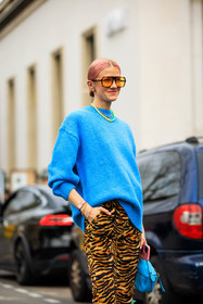 pink hair, dyed hair, blue jumper, knitwear, yellow sunglasses, 7Os sunglasses, tiger print pants, animal print trousers, loewe bag, blue bag, mini bag, necklaces, multiple bracelets, marianne theodorsen, fashion week, frenchystyle, FW, jonathan paciullo, street style, AUTUMN WINTER 2022-2023, FALL WINTER 2022_2023, FW 22-23, PFW, PARIS, vertical, detail