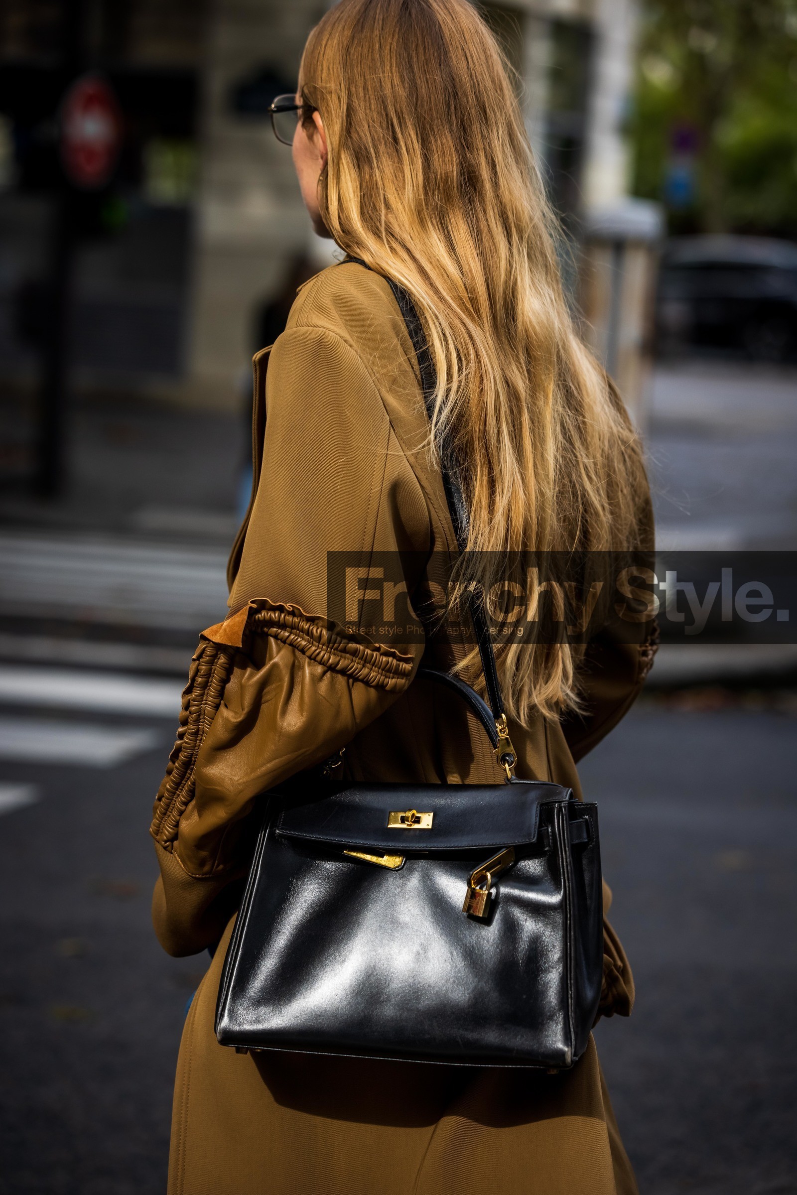 back, back detail, beige cot, birkin bag, blond hair, coat, hermes bag, fashion week, frenchystyle, FW, jonathan paciullo, street style, PFW, PARIS, SPRING SUMMER 2022, SS 22, vertical, atmosphere details