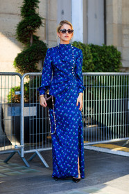 black bag, black shoes, blue dress, cartier, clou bracelet, earrings, graphic dress, leather bag, printed dress, sunglasses, fashion week, frenchystyle, FW, jonathan paciullo, street style, PFW, PARIS, vertical, full length, AUTUMN WINTER 2018-2019, FALL WINTER 2018-2019, FW 18-19, caro daur