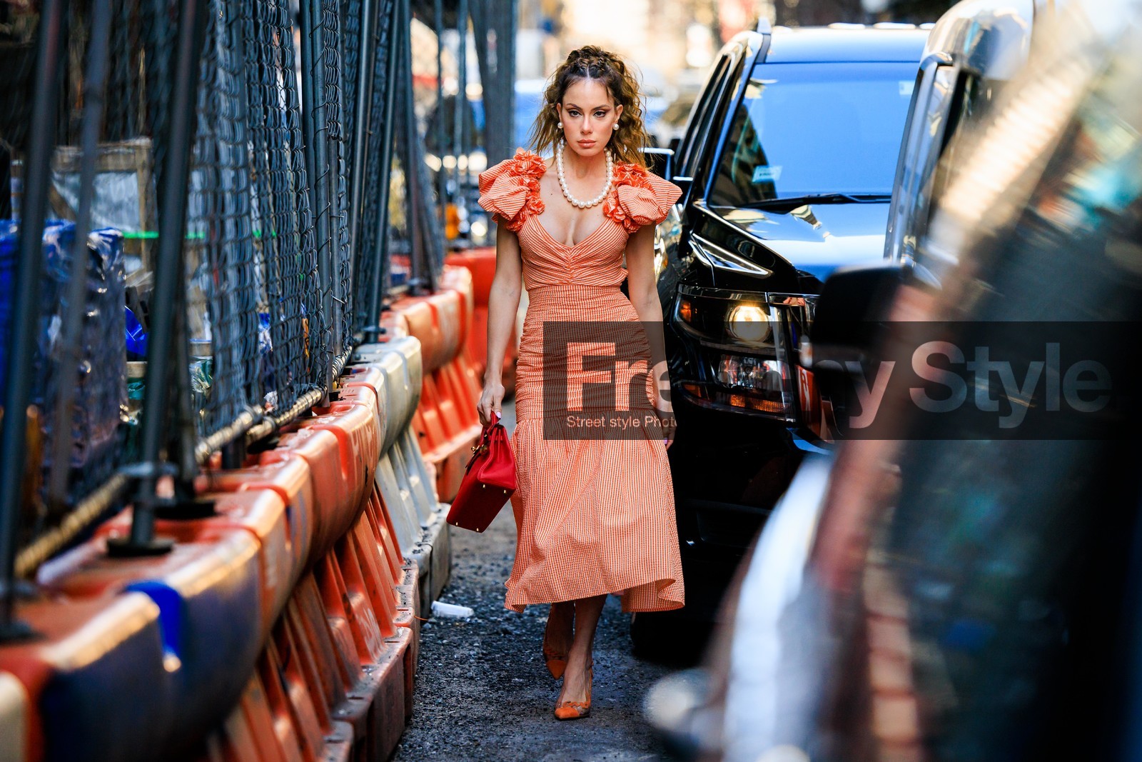 pearl necklace, orange midi dress, ruffled sleeves dress, orange stilettos, red birkin bag, hermes handbag, mini birkin bag, print midi dress, low-cut midi dress, Sira Pevida, fashion week, frenchystyle, FW, jonathan paciullo, street style, NYFW, NEW YORK, AUTUMN WINTER 2022-2023, FALL WINTER 2022_2023, FW 22-23, atmosphere details, horizontal, full length