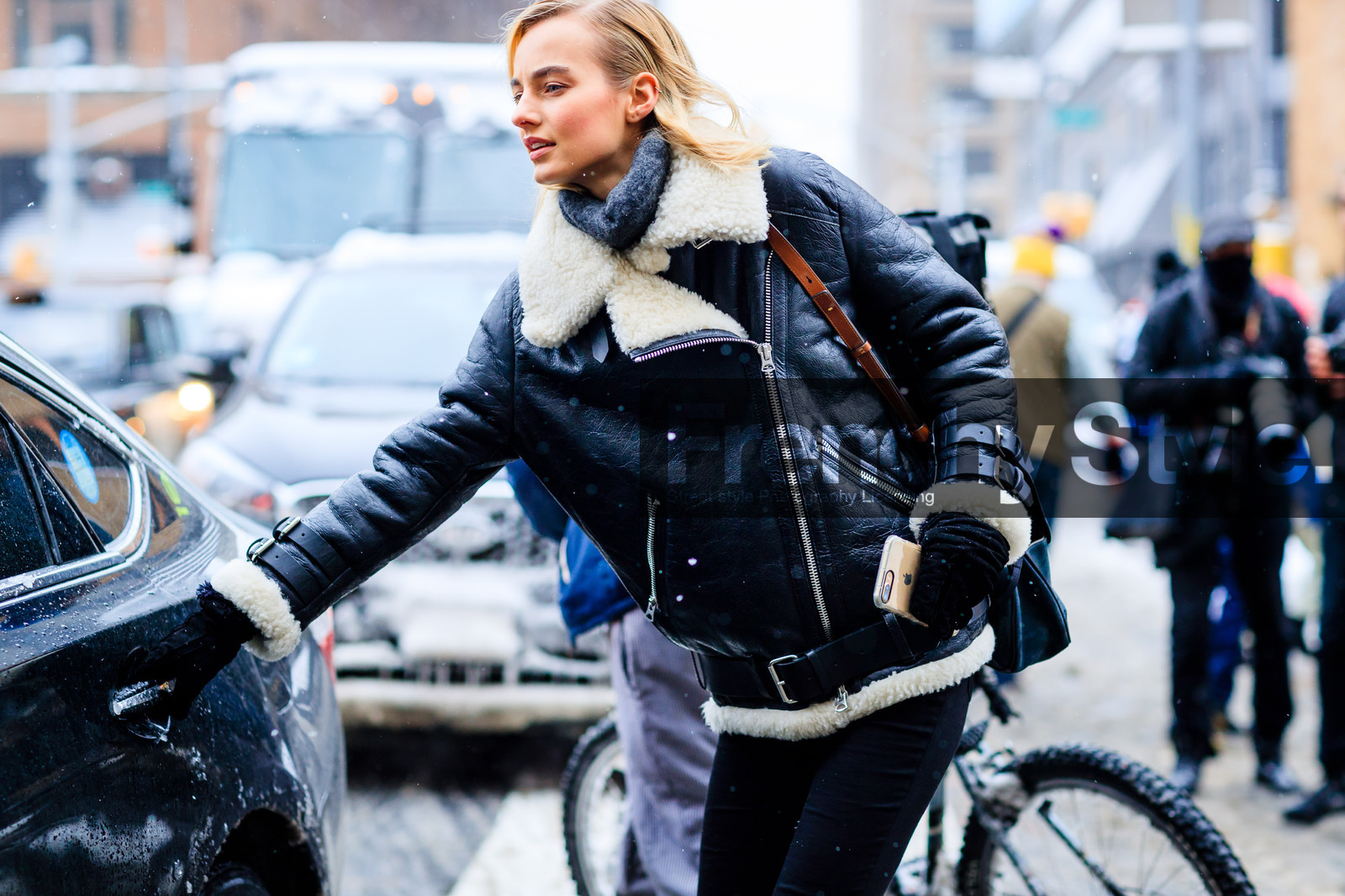 atmosphere details, AUTUMN WINTER 2017-2018, AW 17-18, black gloves, black jacket, detail, FALL WINTER 2017-2018, fashion week, frenchystyle, fur collar, FW, FW 17-18, horizontal, iphone, jonathan paciullo, leather jacket, Maartje Verhoef, model, NEW YORK, NYFW, shearling, street style, trousers, white fur