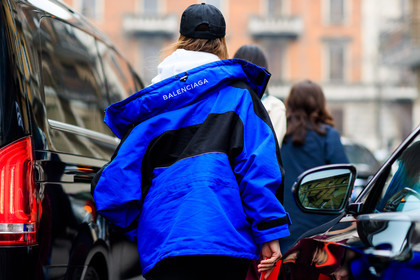 atmosphere details, AUTUMN WINTER 2017-2018, AW 17-18, back detail, balenciaga, black cap, blue jacket, detail, FALL WINTER 2017-2018, fashion week, frenchystyle, FW, FW 17-18, graphic jacket, hoodie, horizontal, jonathan paciullo, MFW, MILAN, printed jacket, street style, white sweater