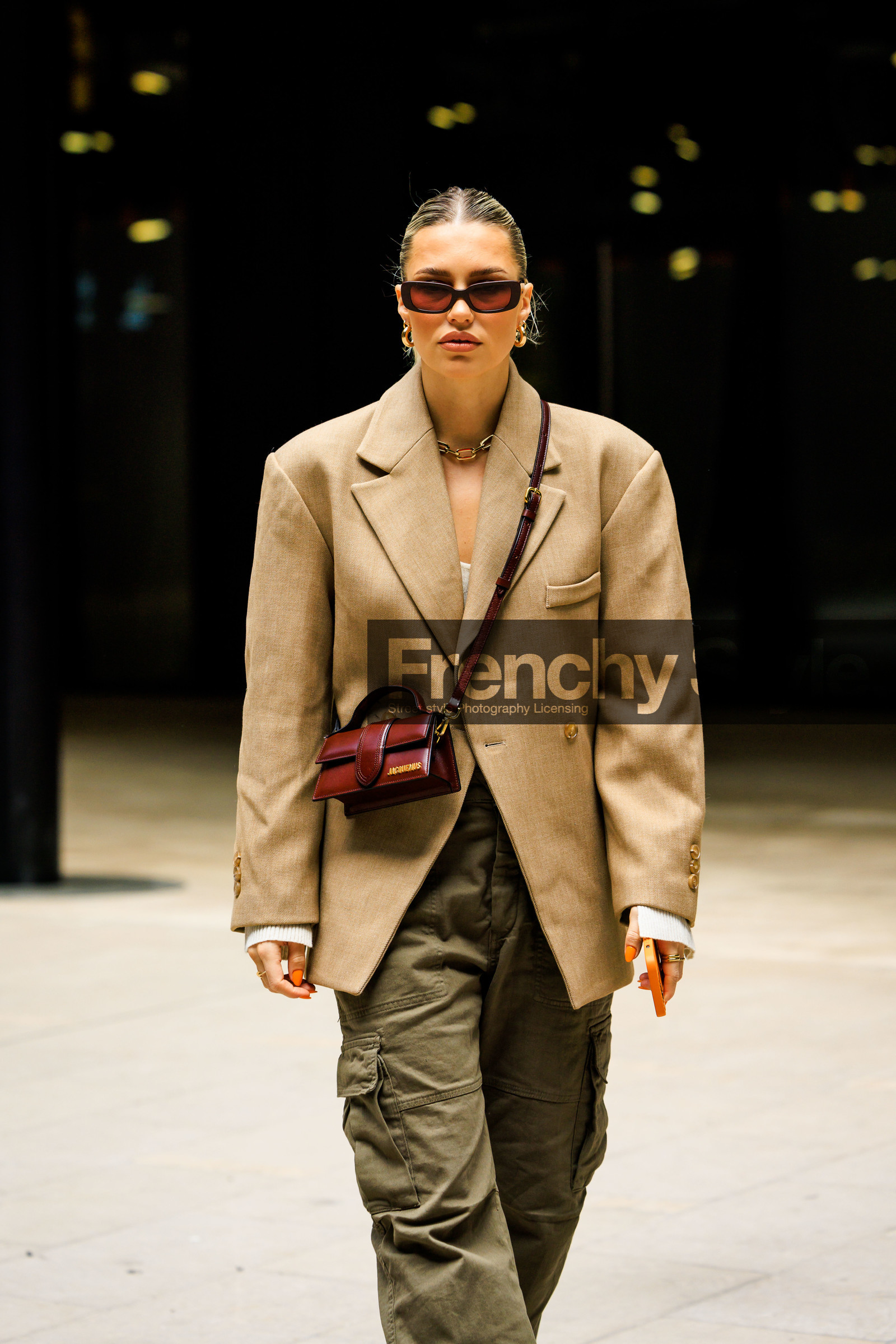 purple glasses, beige blazer, golden loops, chain necklace, jacquemus bag, crossbody bag, burgundy bag, cargo pants, kaki pants, fashion week, frenchystyle, FW, jonathan paciullo, street style, AUTUMN WINTER 2022-2023, FALL WINTER 2022_2023, FW 22-23, PFW, PARIS, vertical, detail