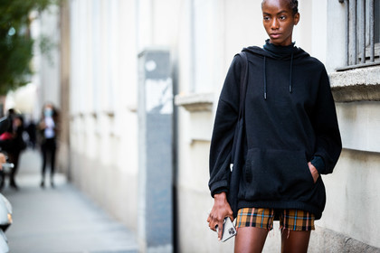 black hoodie, black leather boots, checked shorts, camel shorts, beige shorts, used shorts, street style, jonathan paciullo, FW, frenchystyle, fashion week, MFW, MILAN, SPRING SUMMER 2021, SS 21, horizontal, atmosphere details, detail, model