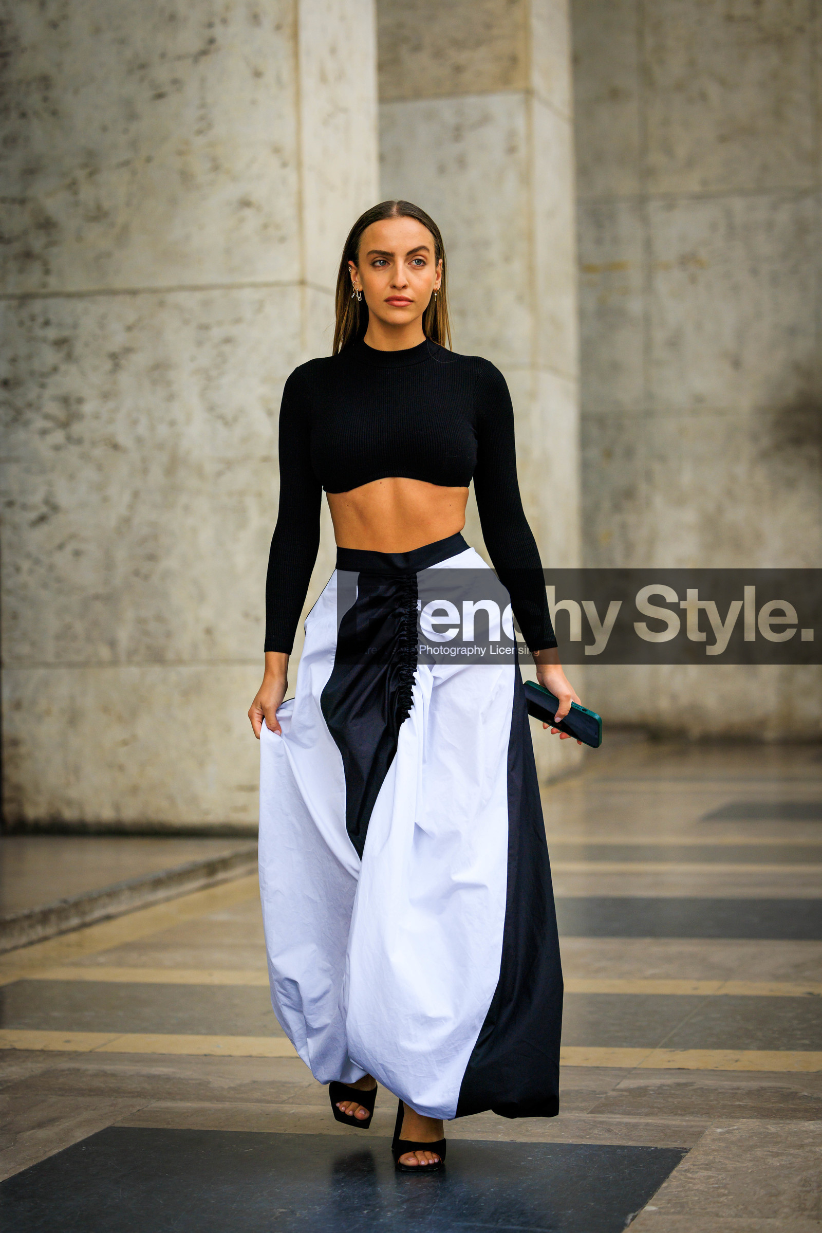 black cropped top, black and white pants, globy pants, dual toned trousers, assymetric cut pants, black sandals, black heels, baggy pants, carla ginola, fashion week, frenchystyle, FW, jonathan paciullo, street style, AUTUMN WINTER 2022-2023, FALL WINTER 2022_2023, FW 22-23, PFW, PARIS, vertical, full length