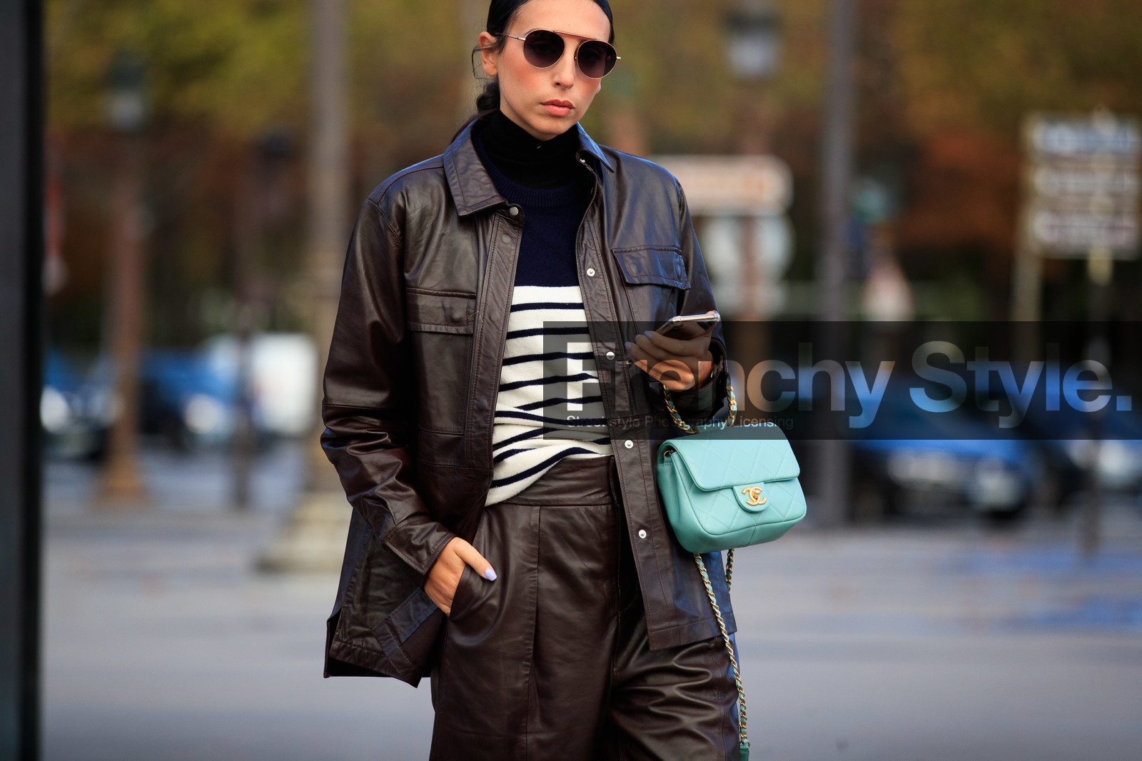 gabriella berdugo, aviator sunglasses, metalic frame sunglasses, paul and joe sunglasses, brown leather jacket, brown leather pants, brown leather bermuda shorts, brown leather shirt, navy blue pullover, turtleneck pullover, striped pullover, light green leather bag, square shape bag, hand bag, quilted bag, cropped pants, flare pants, pearl detail, chanel bag, chanel jacket, chanel pants, chanel shorts, chanel total look, PARIS, PFW, fashion week, frenchystyle, FW, jonathan paciullo, street style, SPRING SUMMER 2021, SS 21, horizontal, atmosphere details, detail