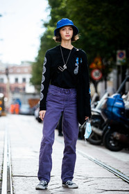 blue hat, blue jeans, black t-shirt, printed t-shirt, versace t-shirt, long sleeves t-shirt, converse shoes, street style, jonathan paciullo, FW, frenchystyle, fashion week, MFW, MILAN, SPRING SUMMER 2021, SS 21, vertical, full length, model