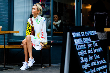 atmosphere details, brown bag, detail, drawings, earrings, fashion week, frenchystyle, FW, golden jewelry, horizontal, jonathan paciullo, jw anderson, leather bag, leather sneakers, LFW, LONDON, multicolor dress, multicolor shirt, olga karput, printed dress, printed shirt, red, reebok, shirt dress, SPRING SUMMER 2017, SS 17, street style, turquoise, white, white shirt, white sneakers, woman, yellow
