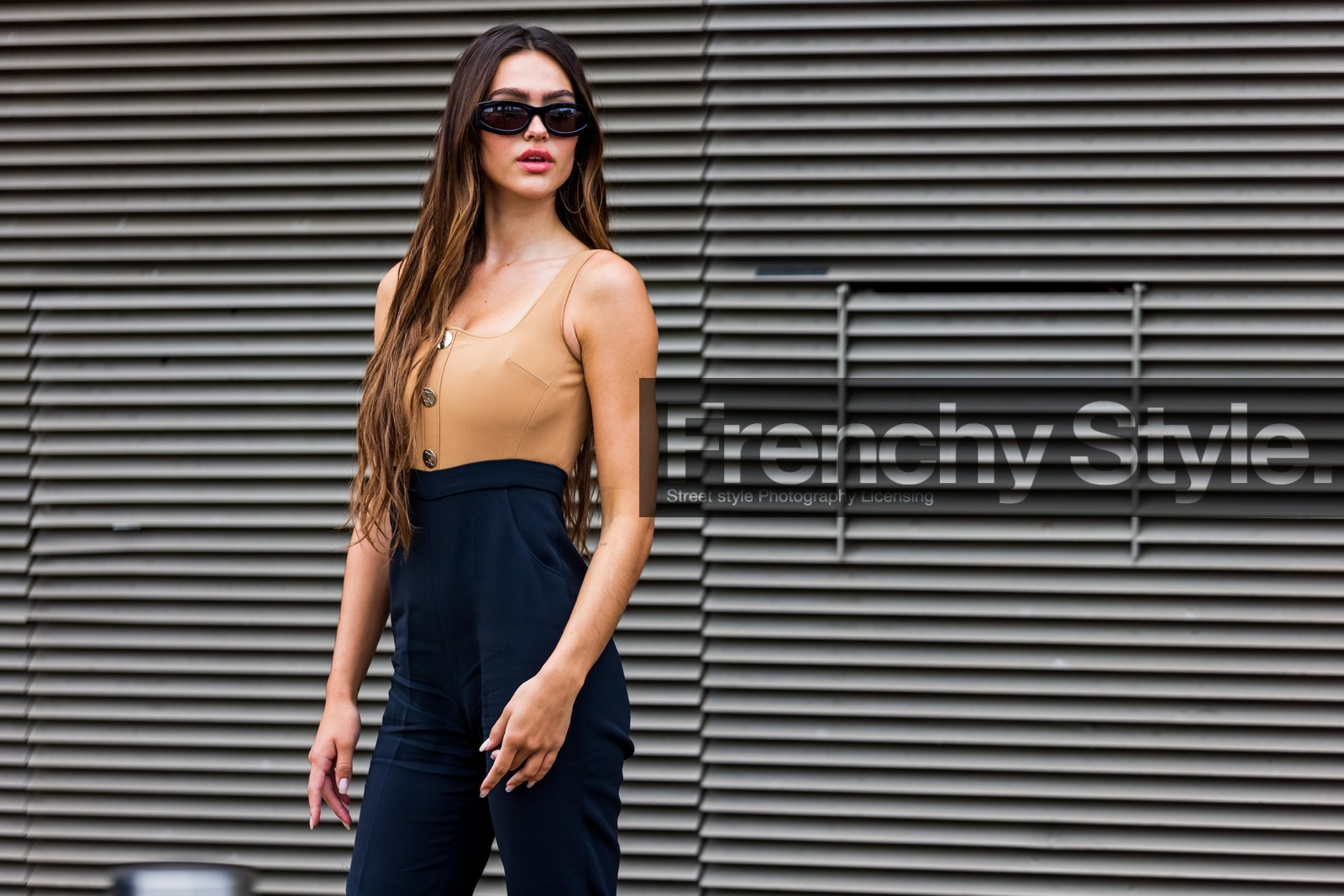 Amelia Grey, high waisted, pants, trousers, top, beige, sunglasses, fashion week, frenchystyle, FW, jonathan paciullo, street style, SPRING SUMMER 2022, SS 22, LFW, LONDON, horizontal, atmosphere details, detail