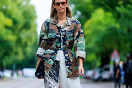 atmosphere details, black bag, black belt, camo jacket, camouflage, Clara Racz, detail, fashion week, frenchystyle, FW, green jacket, horizontal, jonathan paciullo, leather bag, leather belt, MFW, MILAN, military jacket, printed jacket, SPRING SUMMER 2017, SS 17, street style, sunglasses, trousers, white dress