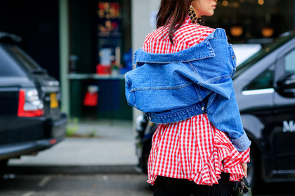 atmosphere details, AUTUMN WINTER 2017-2018, AW 17-18, back detail, blue denim, checked shirt, denim jacket, detail, FALL WINTER 2017-2018, fashion week, frenchystyle, FW, FW 17-18, gingham, graphic shirt, horizontal, jonathan paciullo, LFW, LONDON, plaid, printed shirt, red shirt, ruffled shirt, street style