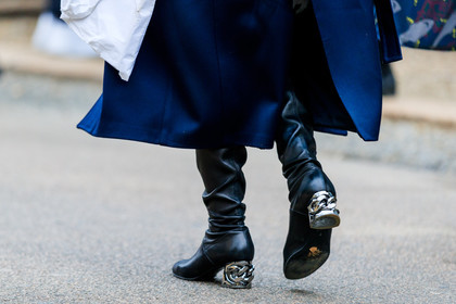 atmosphere details, AUTUMN WINTER 2017-2018, AW 17-18, back detail, black shoes, detail, FALL WINTER 2017-2018, fashion week, frenchystyle, FW, FW 17-18, high boots, high heels, horizontal, jonathan paciullo, leather shoes, MFW, MILAN, navy coat, street style
