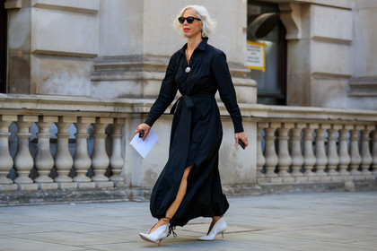 long dress, black dress, long sleeves dress, belted dress, shirt dress, split dress, white leather shoes, high heels shoes, sharp end shoes, stone necklace, white necklace, butterfly sunglasses, black sunglasses, fashion week, frenchystyle, FW, jonathan paciullo, street style, atmosphere details, horizontal, full length