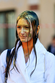 model, glitter face, glitter hair, make up, make up details, hair details, close up detail, strassed make up, fashion week, frenchystyle, FW, jonathan paciullo, street style, MFW, MILAN, AUTUMN WINTER 2020-2021, FALL WINTER 2020-2021, FW 20-21, vertical, atmosphere details, detail, portrait